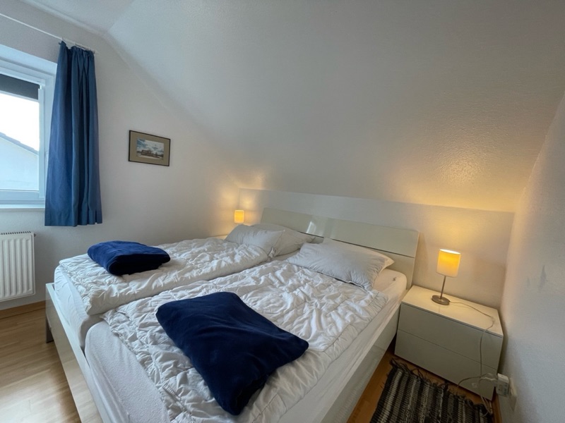 Schlafzimmer mit Doppelbett in Ferienwohnung A