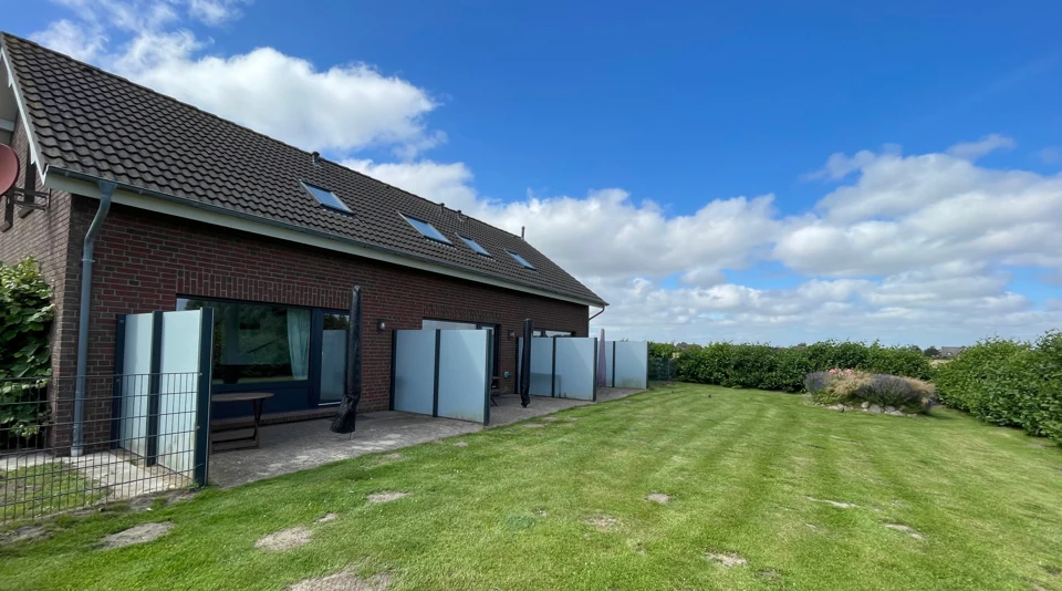 Private Terrassen vor dem großen Garten der Ferienwohnungen